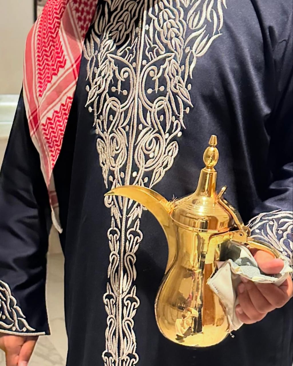 مباشرين قهوة عزاء بالرياض.. احتراف يليق بالمقام وهيبة المناسبة