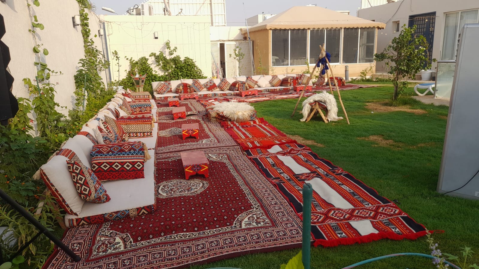 قهوجين وصبابين بخبرة ميدانية لتنظيم الضيافة وإبراز جمال المناسبات الخاصة والعامة